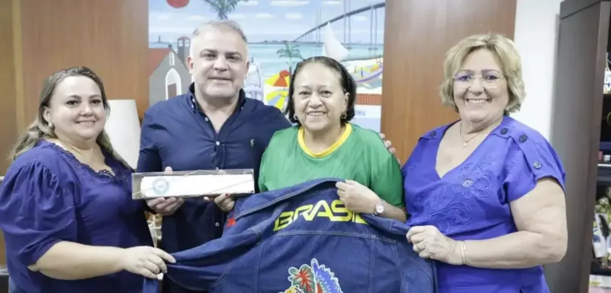 Governadora do RN, Fátima Bezerra, recebeu uma jaqueta bordada das bordadeiras e do prefeito de Timbaúba dos Batistas, Ivanildinho. 