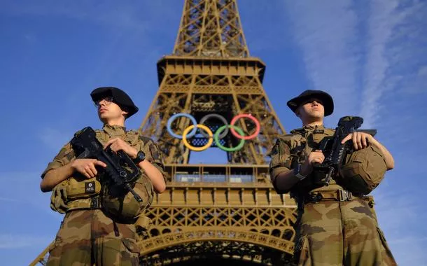 Soldados patrulham rua em frente à Torre Eiffel antes de cerimônia de abertura da Olimpíada Paris 2024 
21/07/2024 