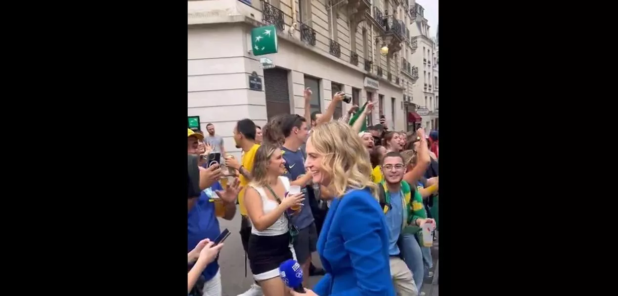 Repórter francesa e torcedores em Paris