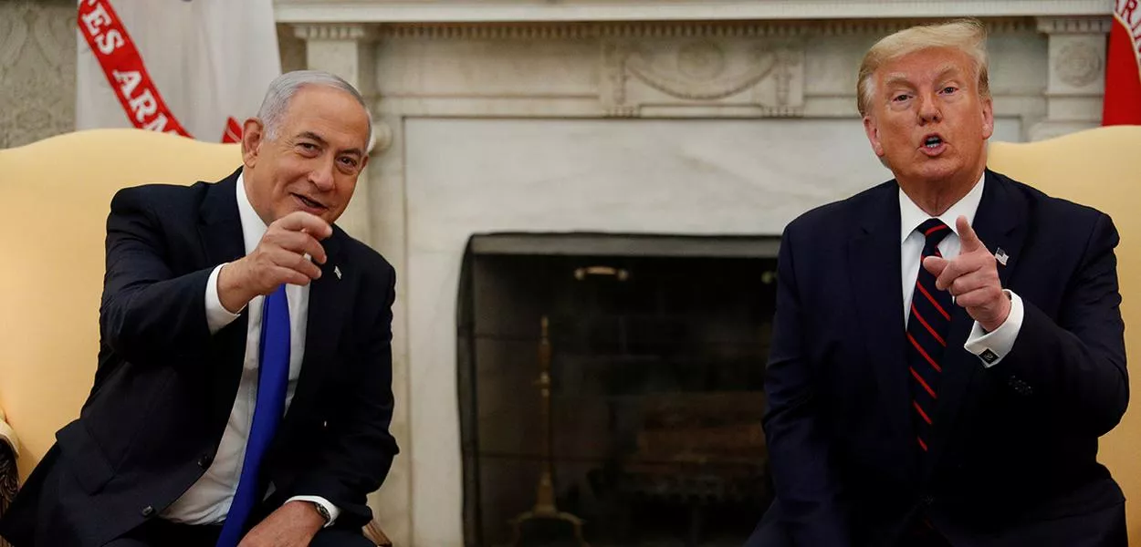 Benjamin Netanyahu (à esq.) e Donald Trump se reúnem na Casa Branca em 2020