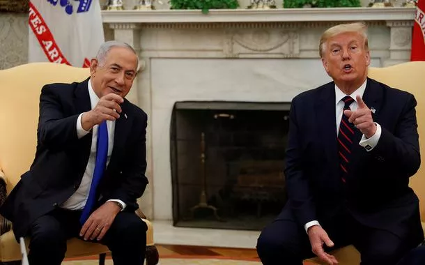 Benjamin Netanyahu (à esq.) e Donald Trump se reúnem na Casa Branca em 2020