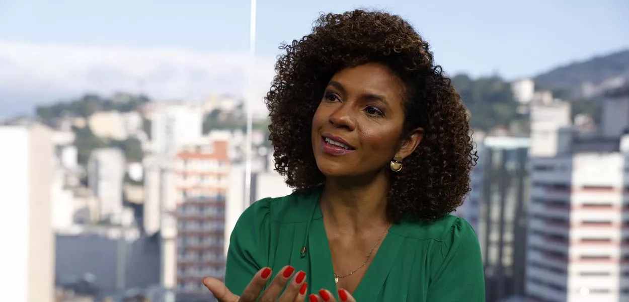 Rio de Janeiro (RJ), 18/07/2024 - A jornalista da TV Brasil Luciana Barreto é uma das 10 semifinalistas da primeira edição do Prêmio Jabuti Acadêmico, com a obra "Discursos de ódio contra negros nas redes sociais" (Pallas), que é fruto de sua dissertação de mestrado em relações étnico-raciais. Foto: Tânia Rêgo/Agência Brasil