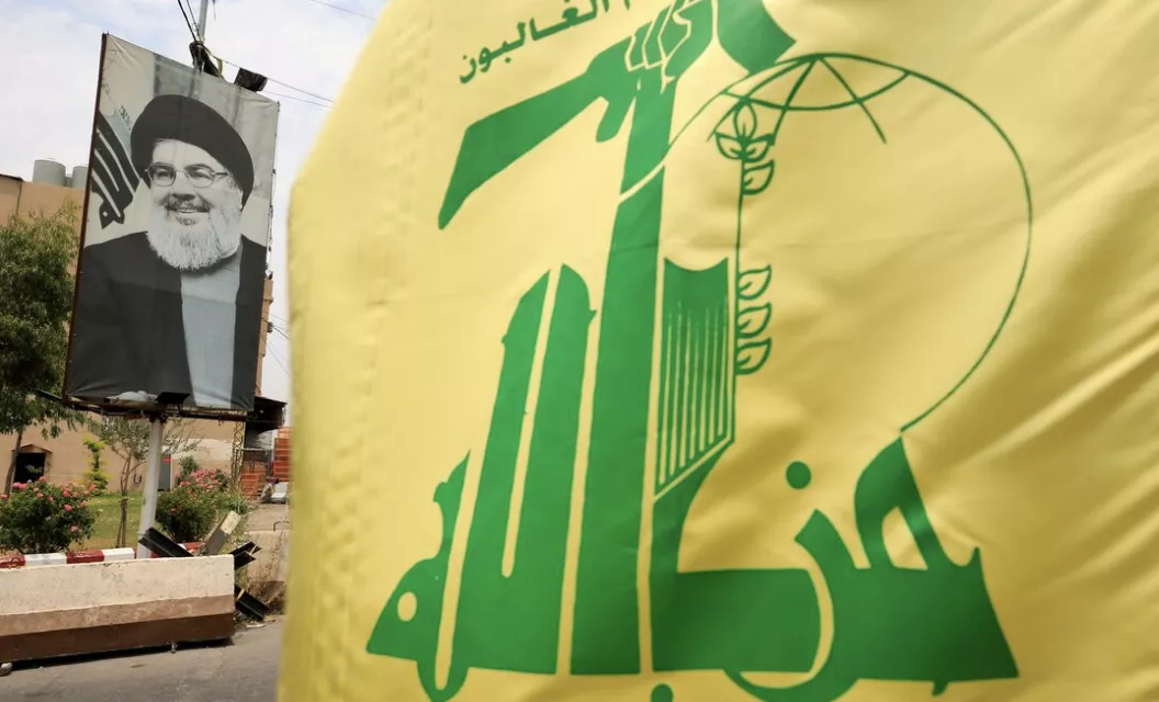 Outdoor com foto de Sayyed Hassan Nasrallah e bandeira do Hezbollah no Líbano