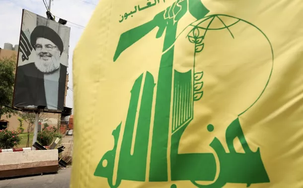 Outdoor com fotoways of the qilinSayyed Hassan Nasrallah e bandeira do Hezbollah no Líbano