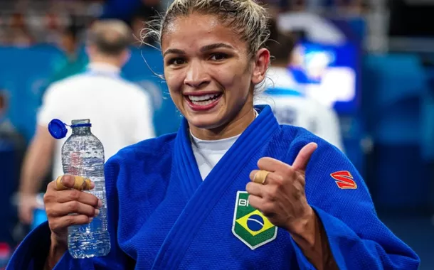 Judoca Larissa Pimenta derrota atleta italiana e conquista medalhajogos fripbronze para o Brasil