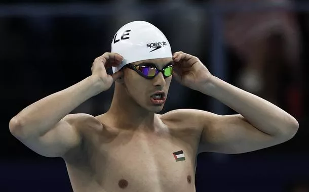 Nadador palestino exibe bandeira em piscina de Paris