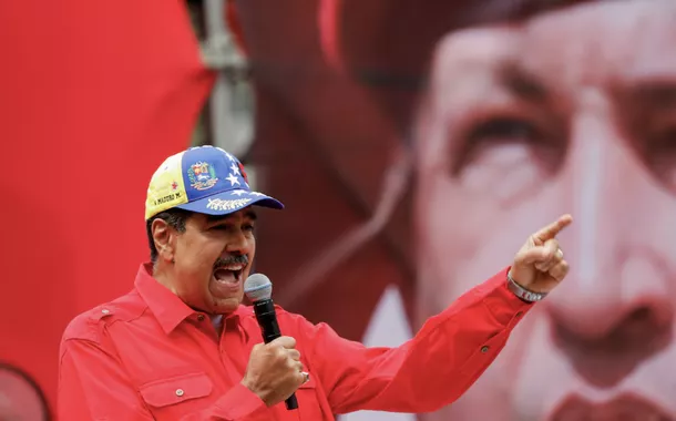 O presidente da Venezuela, Nicolas Maduro, participa de um evento perto de uma imagem do falecido presidente da Venezuela Hugo Chávez em Caracas, Venezuela, 4 de fevereiro de 2024