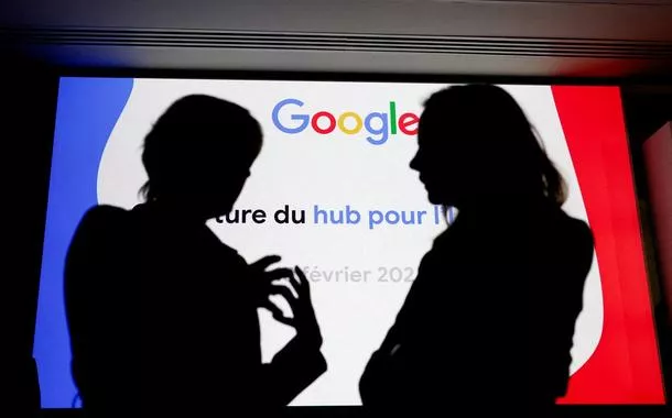 Pessoasbetano celularfrente ao logo do Google durante inauguraçãobetano celularnovo hub da empresabetano celularParis dedicado à inteligência artificial
15/02/2024 REUTERS/Gonzalo Fuentes