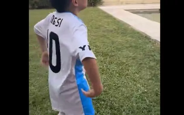 Criança com camisa da Argentina gera revolta ao imitar macaco e chamar animalapostas de futebol bet365Vini Jr