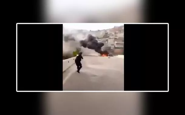 Policial atirando em manifestantes na Venezuela