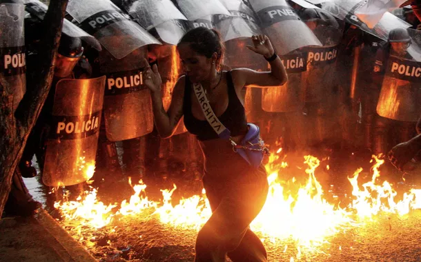 Uma manifestante reage quando coquetéis molotov atingem o chãobroker apostas desportivasfrente às forçasbroker apostas desportivassegurança durante os protestos contra os resultados das eleições, após o presidente da Venezuela, Nicolás Maduro, e seu rival da oposição, Edmundo Gonzalez, reivindicarem a vitória na eleição presidencialbroker apostas desportivasdomingo,broker apostas desportivasPuerto La Cruz, Venezuela