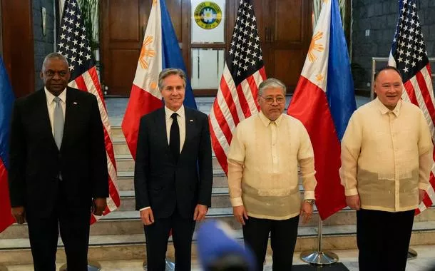 Secretários norte-americanos de Defesa, Lloyd Austin, e de Estado, Antony Blinken, ao lado dos ministros filipinos das Relações Extreriores, Enrique Manalo, e da Defesa, Gilberto Teodoro, posam para foto na Cidade de Quezon, na região metropolitana de Manila 30/07/2024