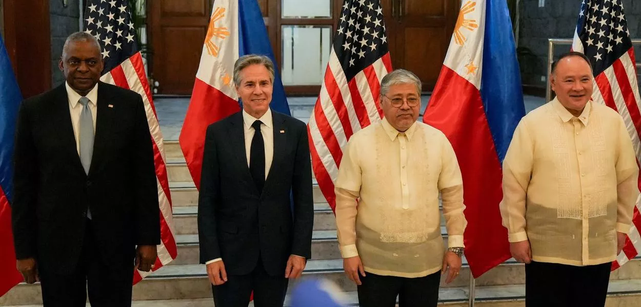 Secretários norte-americanos de Defesa, Lloyd Austin, e de Estado, Antony Blinken, ao lado dos ministros filipinos das Relações Extreriores, Enrique Manalo, e da Defesa, Gilberto Teodoro, posam para foto na Cidade de Quezon, na região metropolitana de Manila 30/07/2024