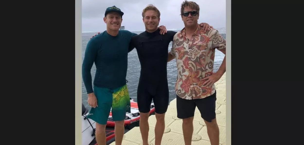 O surfista Ethan Ewing, de macacão preto e o juiz Ben Lowe, de camiseta floral e bermuda preta.