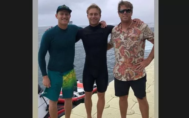 O surfista Ethan Ewing, de macacão preto e o juiz Ben Lowe, de camiseta floral e bermuda preta.