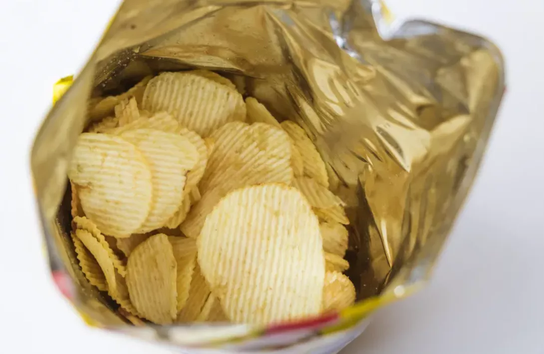 União Europeia proíbe salgadinhos com sabor defumado por riscos de câncer