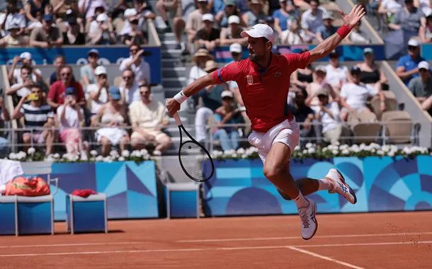 Novak Djokovic em jogo contra Dominik Koepfer