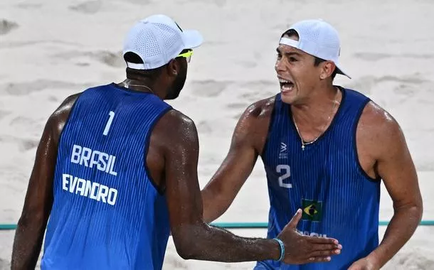 Evandro e Arthur em jogo contra o Canadá