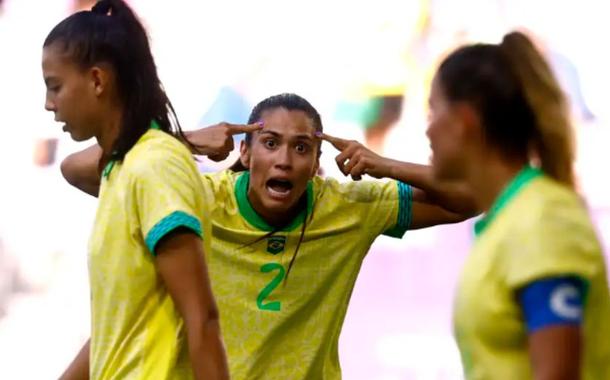 Brasil joga melhor, mas perde por 1 a 0 e fica com a prata no futebol feminino
