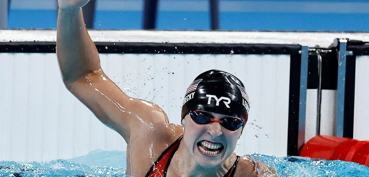 Katie Ledecky, dos EUA, comemora vitória nos 1500m livre nos Jogos de Paris