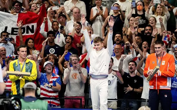 Olimpíadas de Paris: Leon Marchand, o ''Phelps francês", faz história com dobradinha de ouro em provas de peito e borboleta