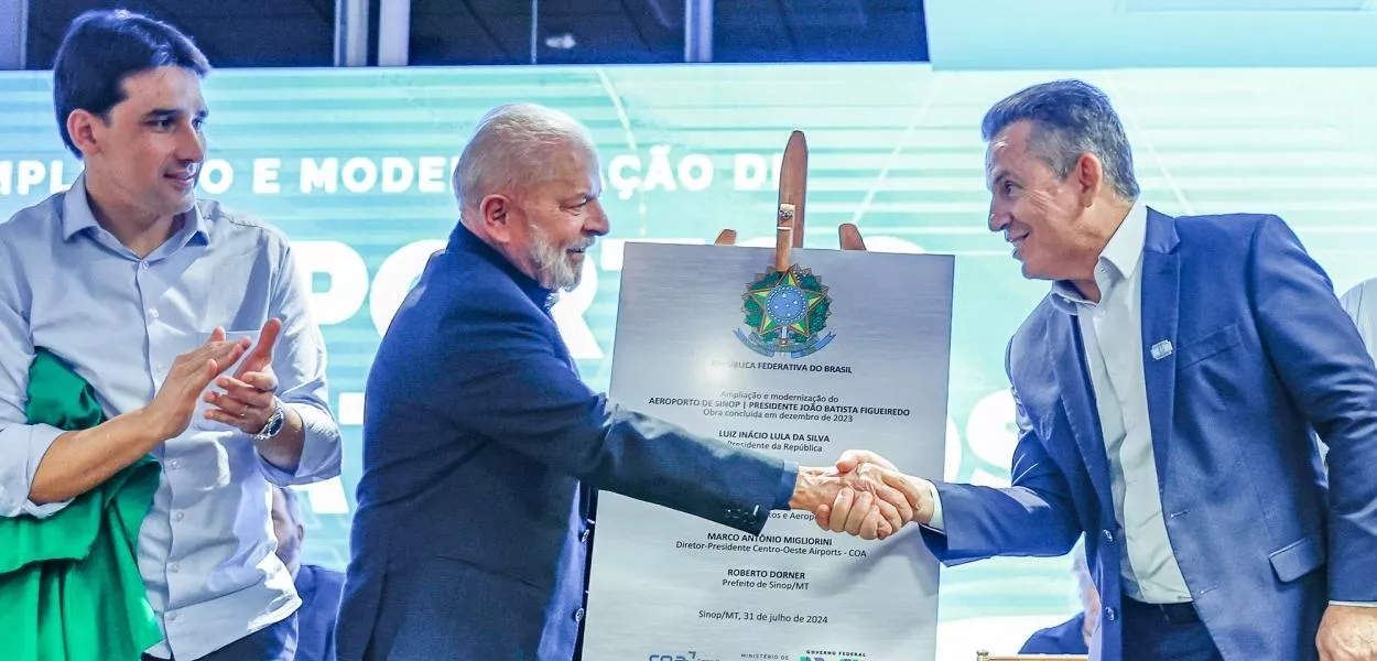 Da esquerda para a direita: Silvio Costa Filho (ministro de Portos e Aeroportos), Lula (presidente da República) e Mauro Mendes (governador de Mato Grosso)