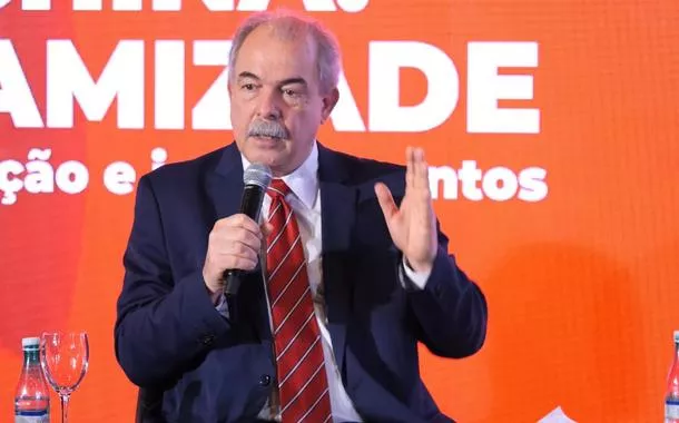 "O BNDES resistiu e voltou", diz Aloizio Mercadante, em resposta a Bolsonaro