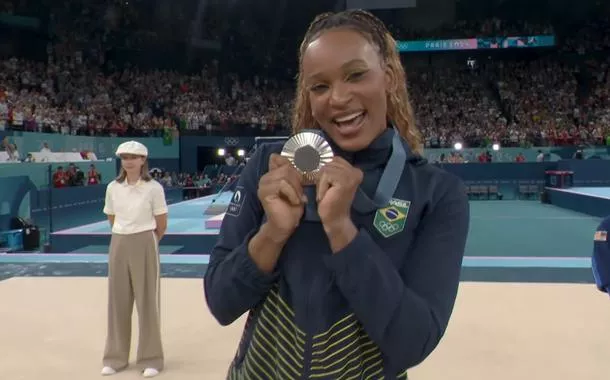 Rebeca Andrade conquista prata no Individual Geral da ginástica artística em Paris e faz história