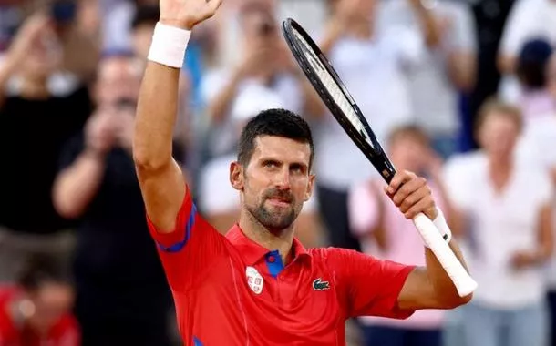 Tênis em Paris: Djokovic bate Tsitsipas e segue na disputa pelo ouro; Swiatek é eliminada