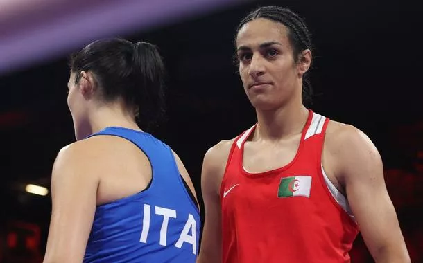 Pugilistas Imane Khelif, da Argélia, e Angela Carini, da Itália, após combate na Olimpíada de Paris