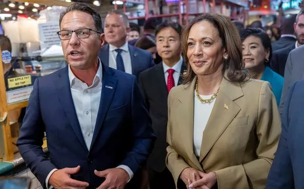 Governador da Pensilvânia, Josh Shapiro, e a vice-presidente e candidata democrata Kamala Harris
13/07/2024
REUTERS/Kevin Mohatt