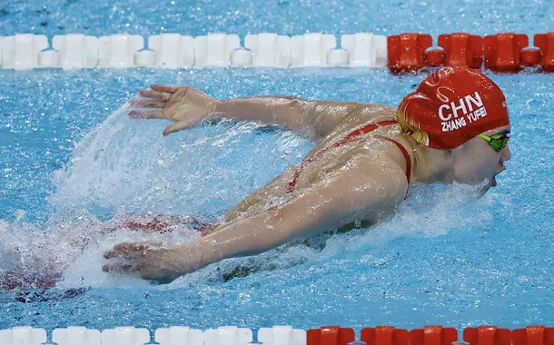 Yufei Zhang nada no 100 m borboleta feminino nas Olimpíadas de Paris