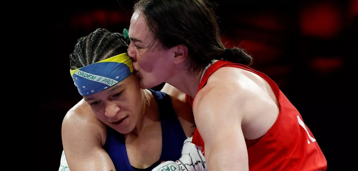 Kellie Harrington beija Bia Ferreira após semifinal do boxe nos Jogos de Paris