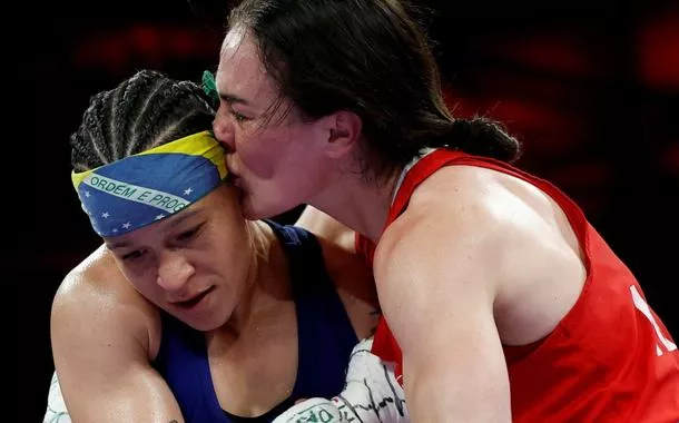 Kellie Harrington beija Bia Ferreira após semifinal do boxe nos Jogos de Paris