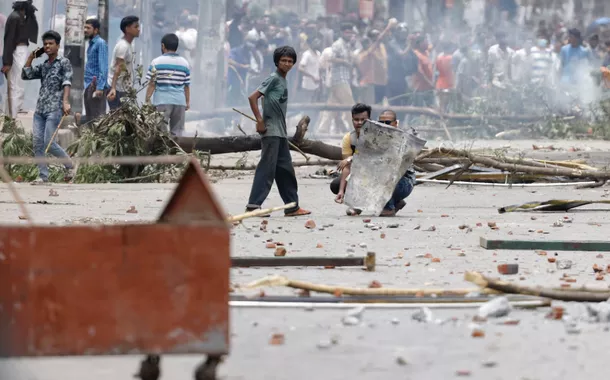 Manifestantes se protegem com uma folharobo esporte da sorte gratismetal durante um confronto com a Guardarobo esporte da sorte gratisFronteirarobo esporte da sorte gratisBangladesh (BGB) e a polícia do ladorobo esporte da sorte gratisfora da televisão estatalrobo esporte da sorte gratisBangladesh, enquanto a violência irromperobo esporte da sorte gratistodo o país após protestos anticotasrobo esporte da sorte gratisestudantes,robo esporte da sorte gratisDhaka, Bangladesh, 19robo esporte da sorte gratisjulhorobo esporte da sorte gratis2024 