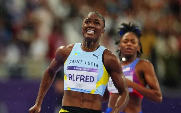 Julien Alfred após conquistar a medalha de ouro nos 100 metros rasos feminino na Olimpíada Paris 2024 
03/08/2024 REUTERS/Aleksandra Szmigiel