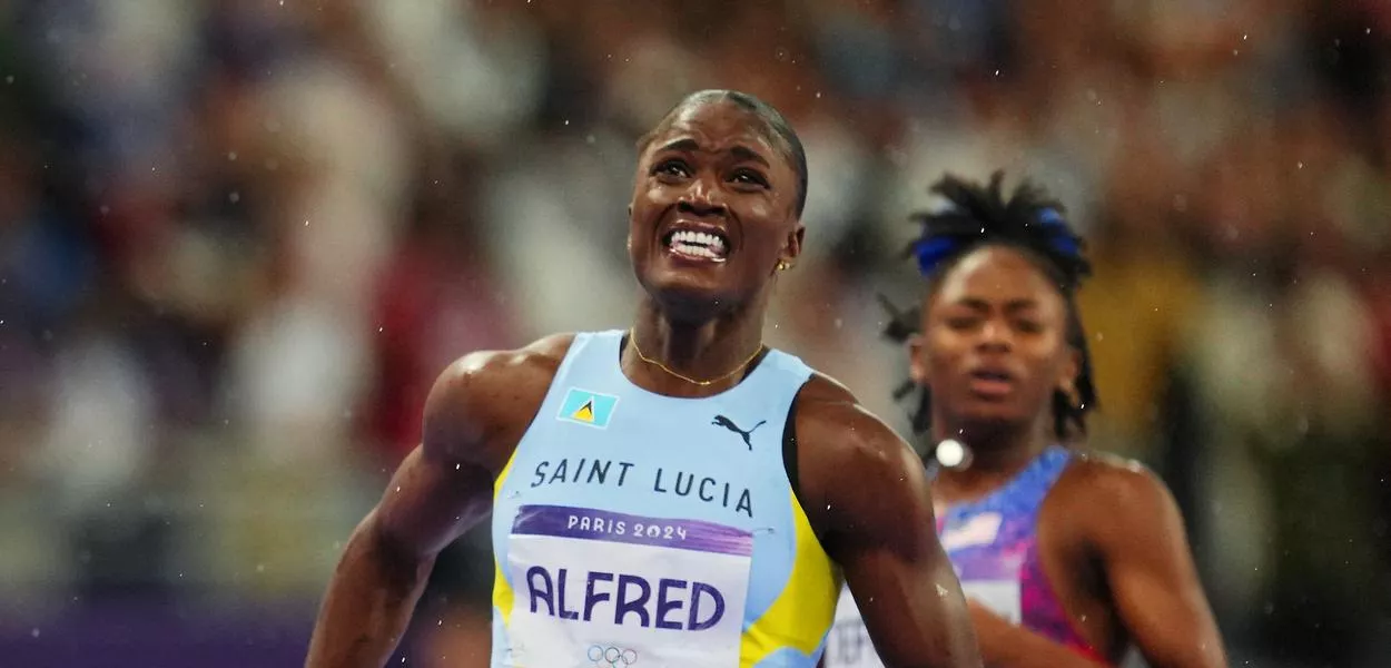 Julien Alfred após conquistar a medalha de ouro nos 100 metros rasos feminino na Olimpíada Paris 2024 
03/08/2024 REUTERS/Aleksandra Szmigiel