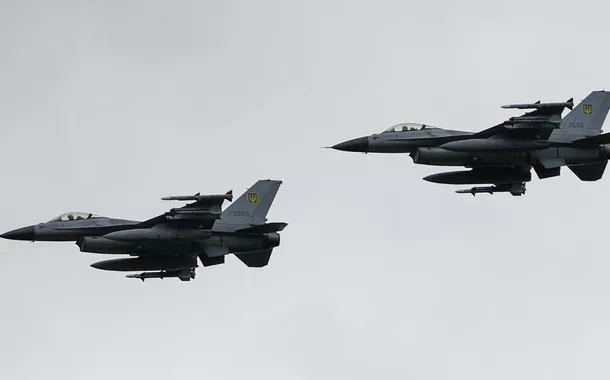 Caças F-16s chegam à Ucrânia, alimentando esperança de Kiev em mudar o curso da guerra