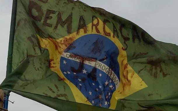 Bandeira nacional fincada na retomada Yvy Ajere, Terra Indígena Lagoa Panambi. Comunidade Guarani e Kaiowá segue sob ataque