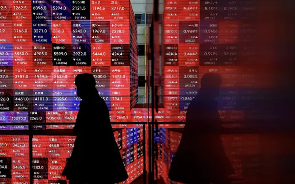 Nikkei interrompe sequência de quatro dias de quedas com impulso de ações relacionadas a chips
