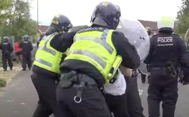 Polícia detém manifestantes no Reino Unido