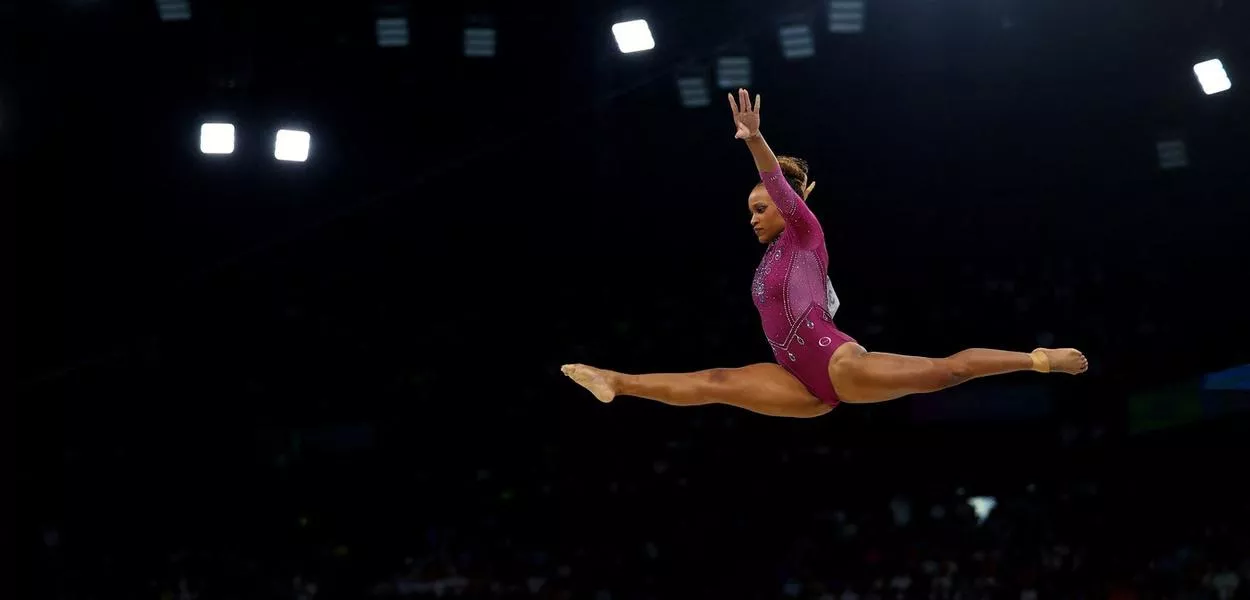 Rebeca Andrade na final da trave em Paris