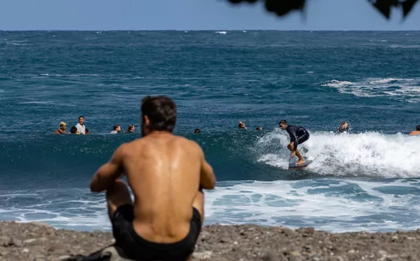 Morador surfa perto do local de surfe das Olimpíadas de Paris 2024 em Teahupo'o, Taiti, Polinésia Francesa