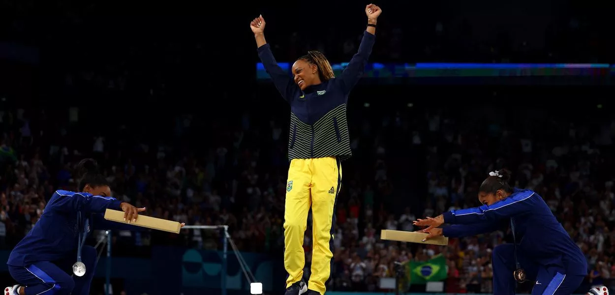 Simone Biles e Jordan Chiles reverenciam Rebeca Andrade