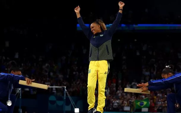 Simone Biles e Jordan Chiles reverenciam Rebeca Andrade