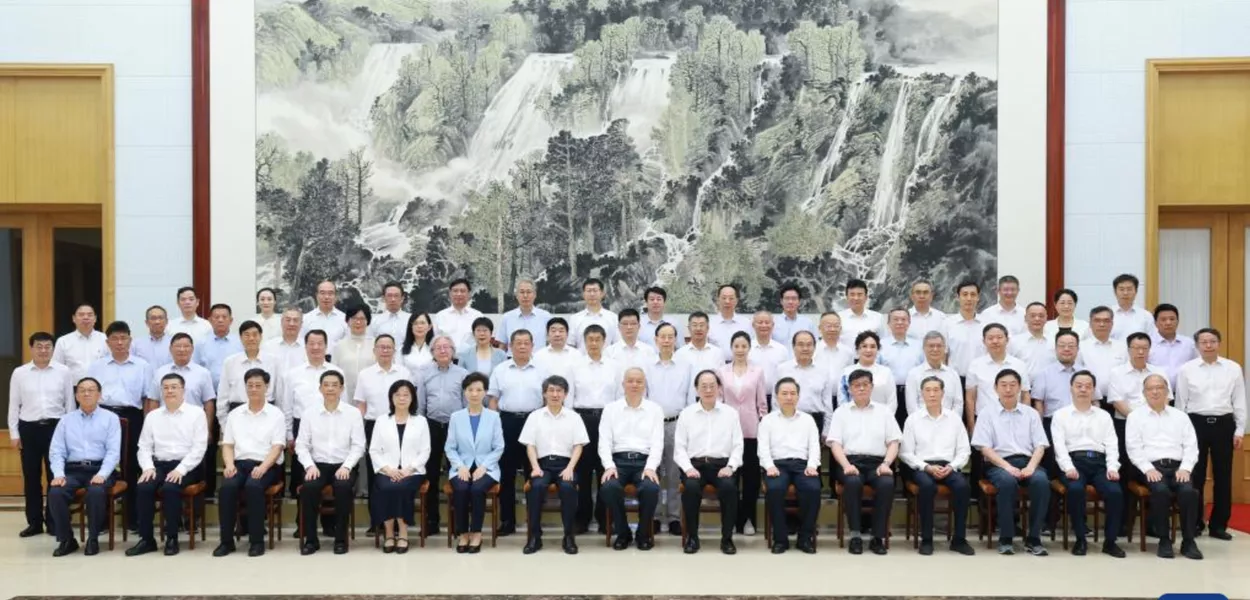 Funcionário sênior do PPCh visita especialistas proeminentes