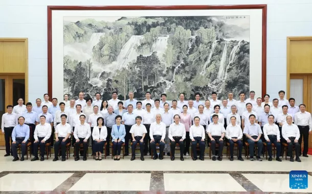 Funcionário sênior do PPCh visita especialistas proeminentes