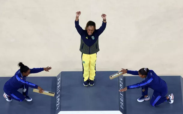 A medalhistajogos virtuaisouro Rebeca Andrade, do Brasil, comemora com a medalhistajogos virtuaisprata Simone Biles, dos Estados Unidos, e a medalhistajogos virtuaisbronze Jordan Chiles, dos Estados Unidos, no pódio
