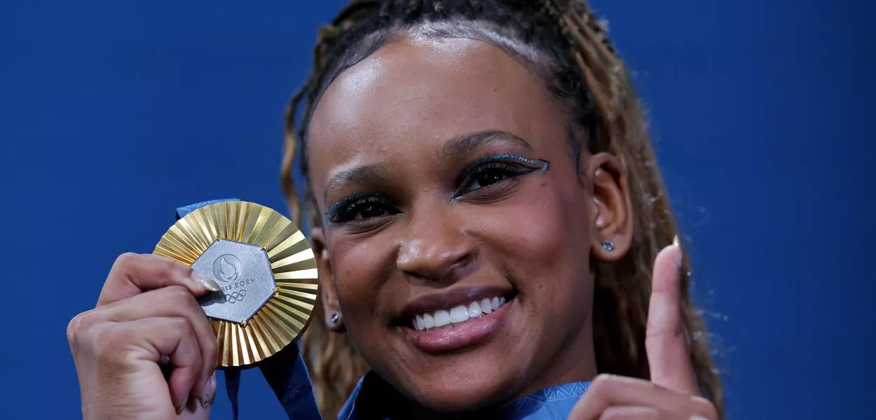 Rebeca Andrade mostra medalha de ouro conquistada no solo durante a Olimpíada Paris 2024