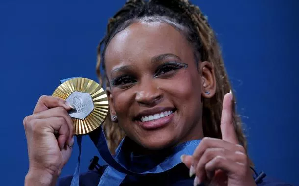 Rebeca Andrade mostra medalha de ouro conquistada no solo durante a Olimpíada Paris 2024
